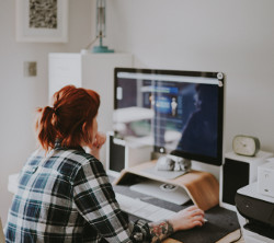 Frau von hinten vor Computer