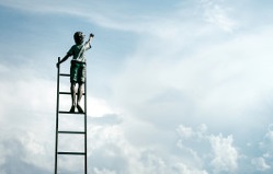 Mann steigt auf Leiter in die Wolken